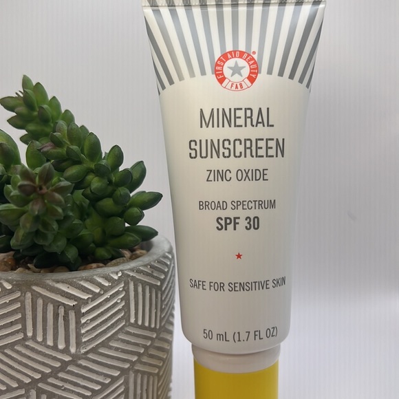 First Aid Beauty MINERAL SUNSCREEN ZINC OXIDE BROAD SPECTRUM SPF 30 - Picture 2 of 6